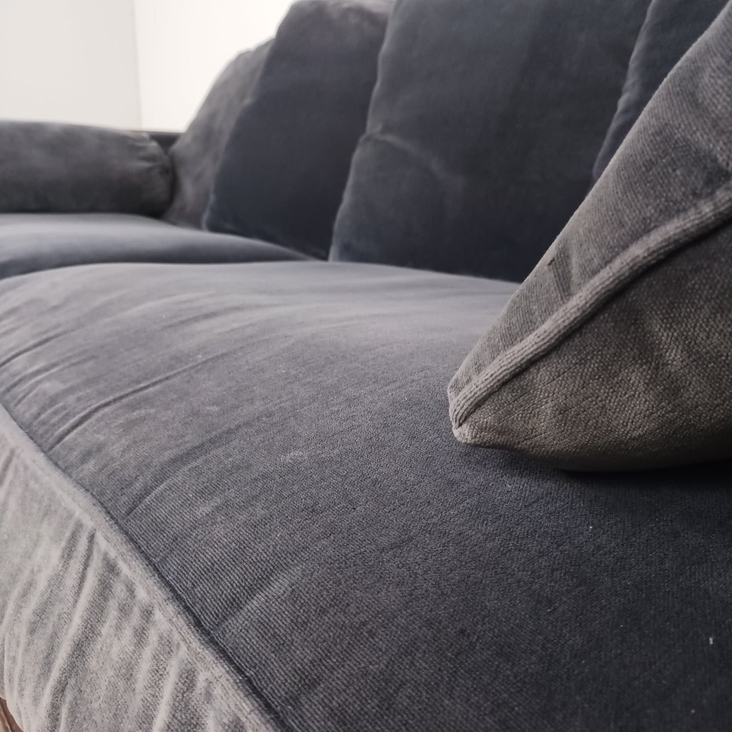 Hoogwaardige Velourse bank | Royaal blauw / warm lak