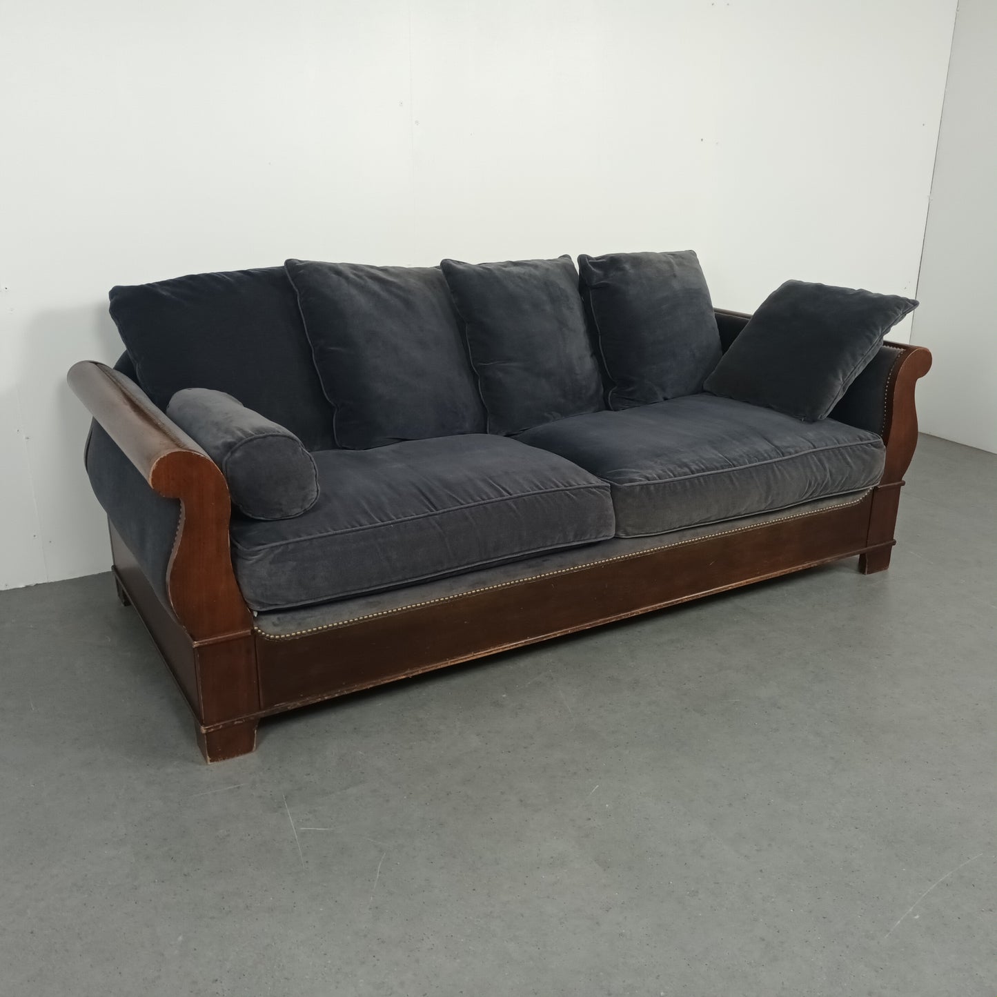 Hoogwaardige Velourse bank | Royaal blauw / warm lak