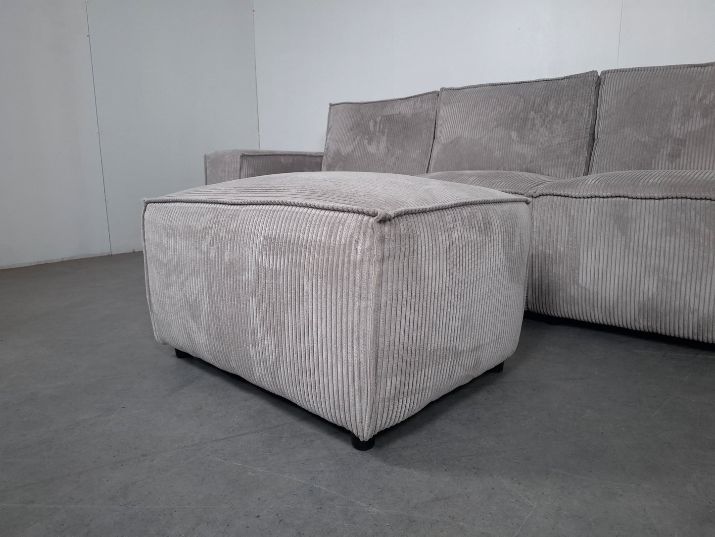 Ribstof 4 zits Bank met Hocker | Wit / Licht grijs
