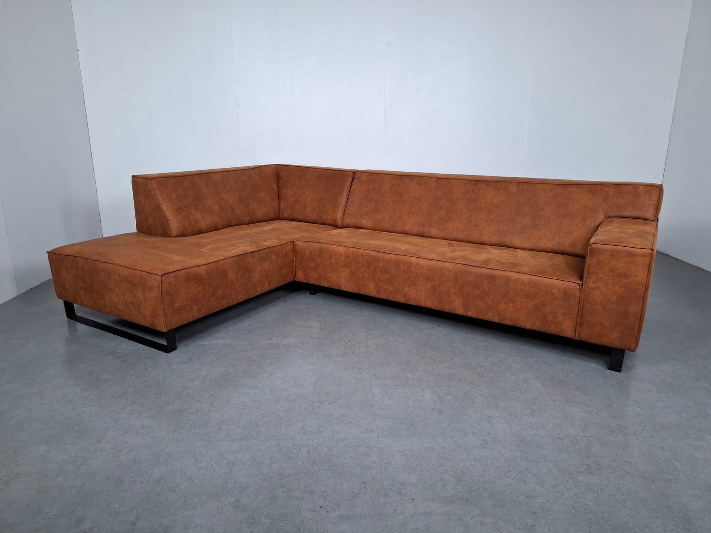Industriële hoekbank met roest patroon | Cognac bruin