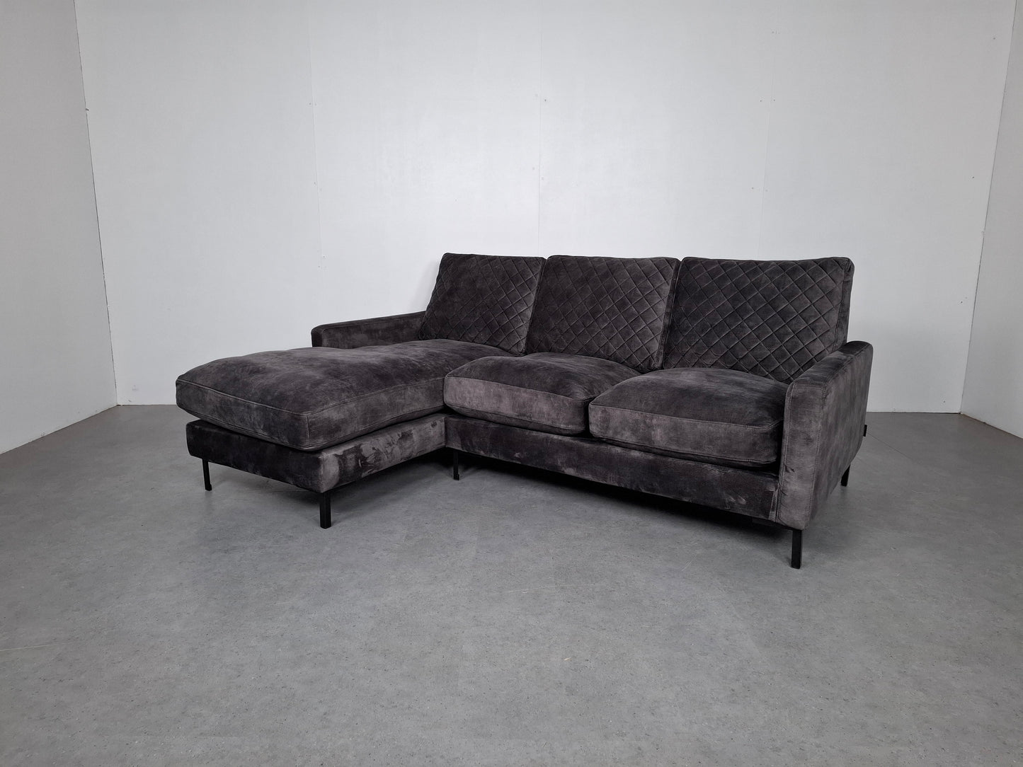 Urban Sofa: By Ira Ness velourse hoekbank | Grafiet grijs
