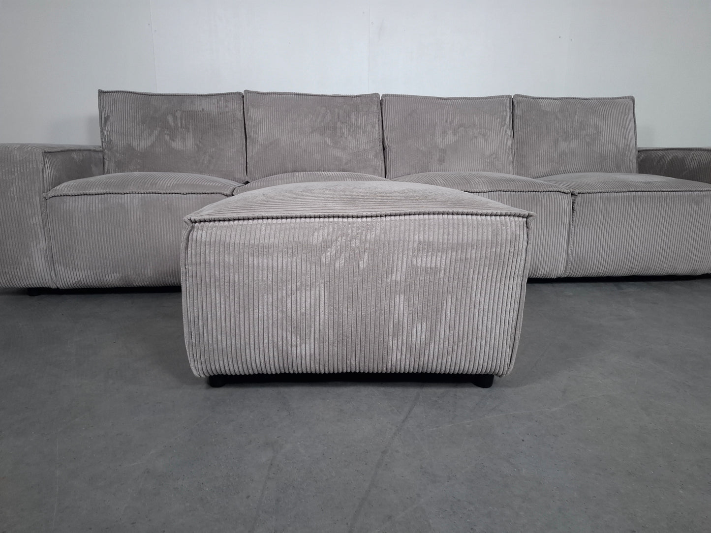 Ribstof 4 zits Bank met Hocker | Wit / Licht grijs
