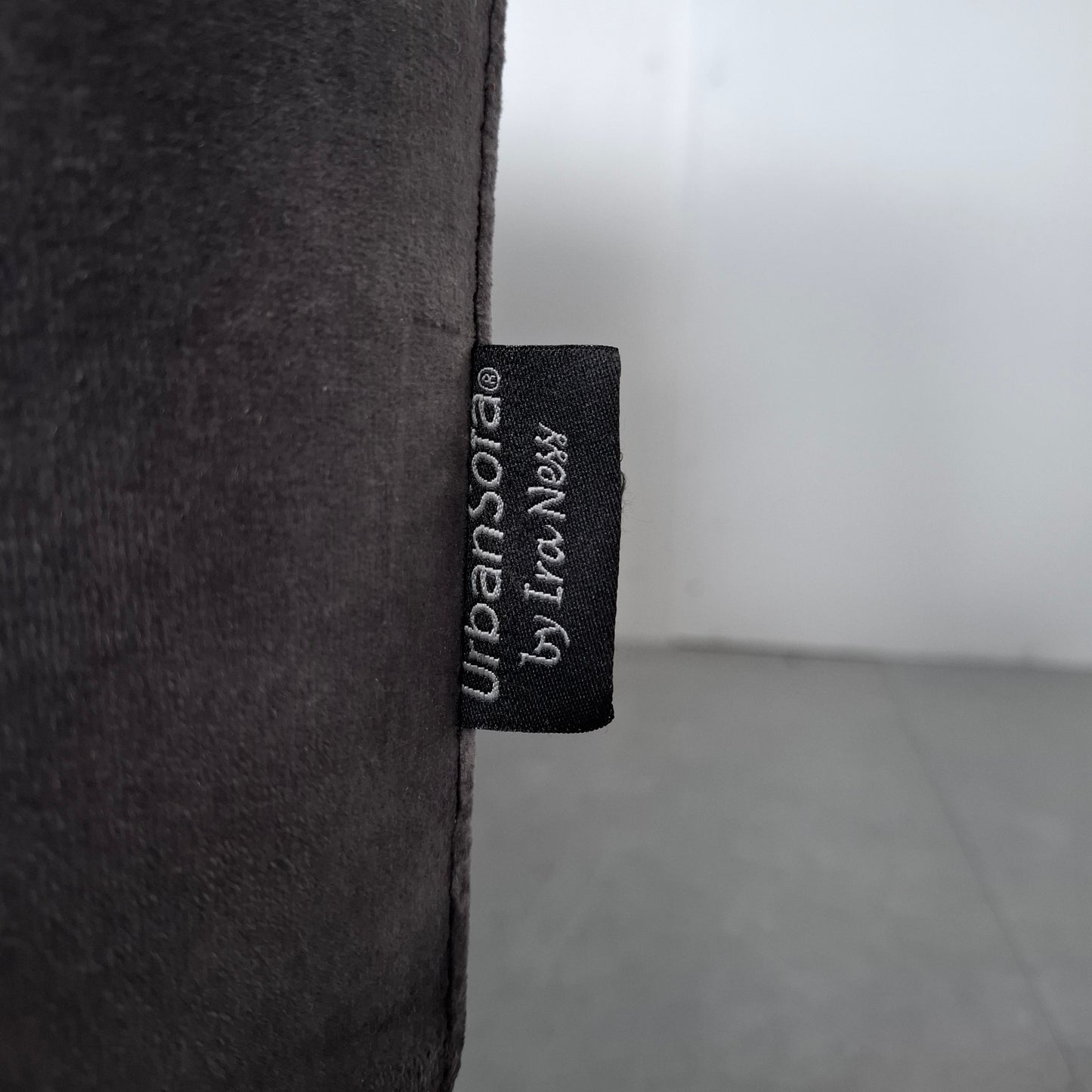 Urban Sofa: By Ira Ness velourse hoekbank | Grafiet grijs