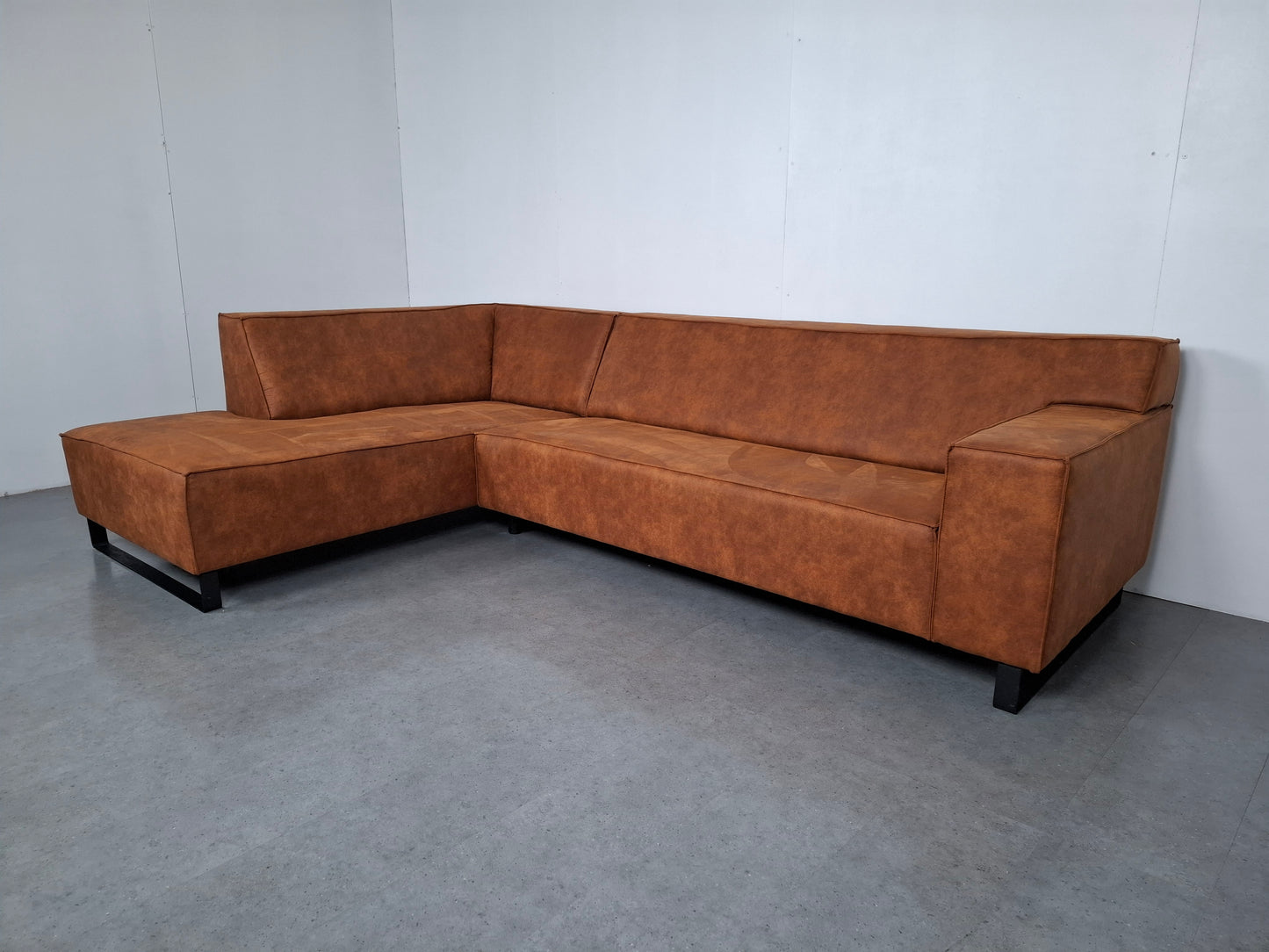 Industriële hoekbank met roest patroon | Cognac bruin