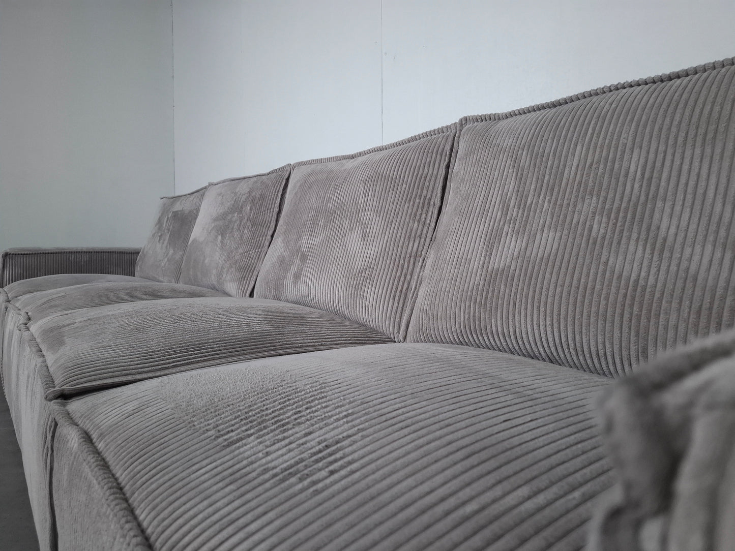 Ribstof 4 zits Bank met Hocker | Wit / Licht grijs