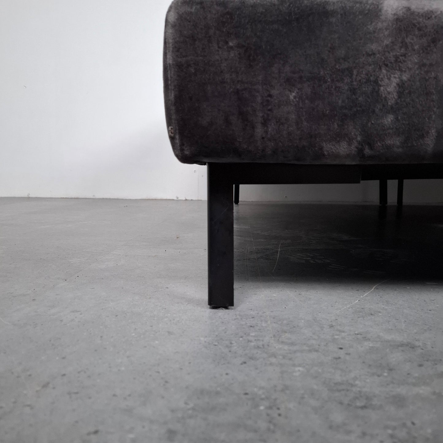Urban Sofa: By Ira Ness velourse hoekbank | Grafiet grijs
