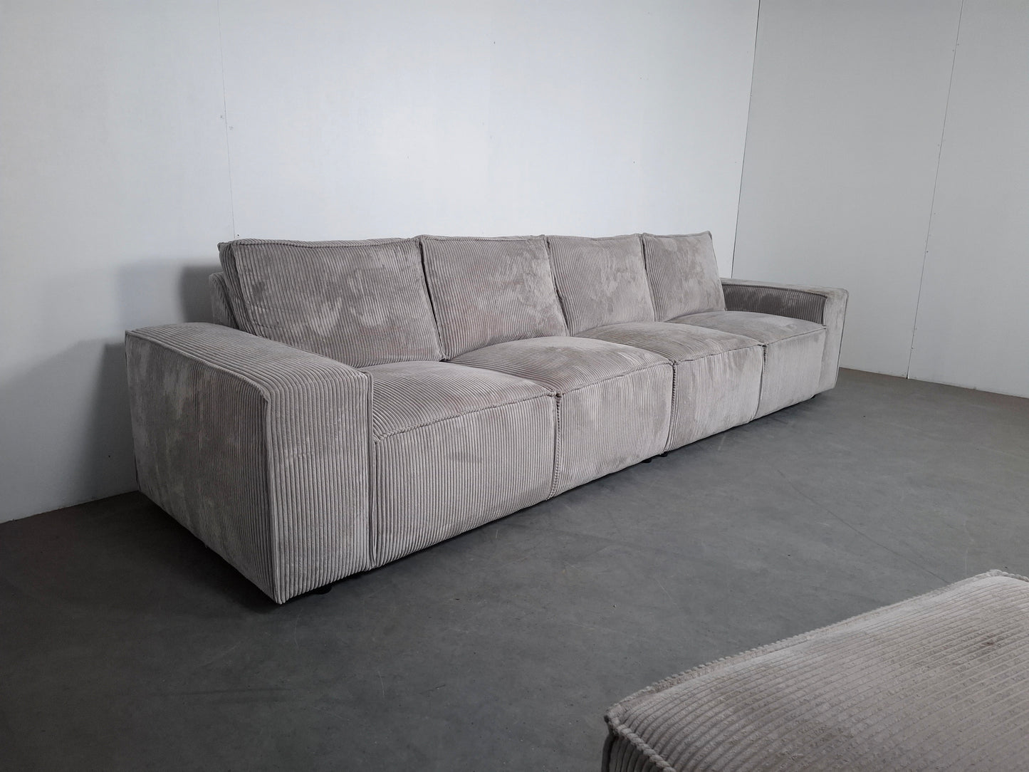 Ribstof 4 zits Bank met Hocker | Wit / Licht grijs