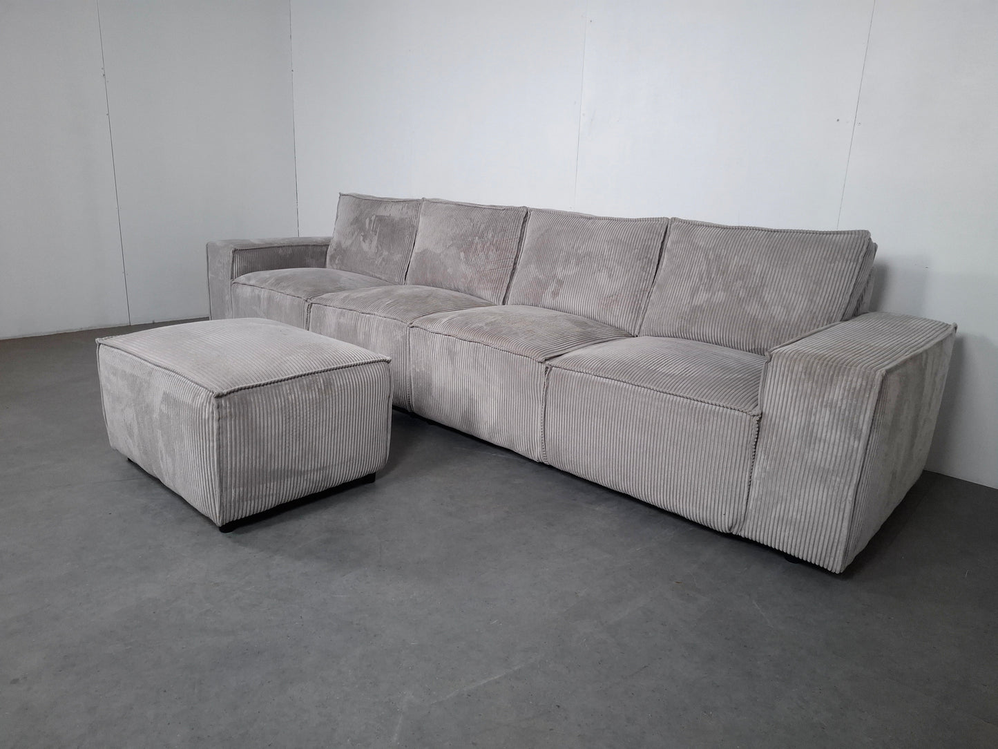 Ribstof 4 zits Bank met Hocker | Wit / Licht grijs