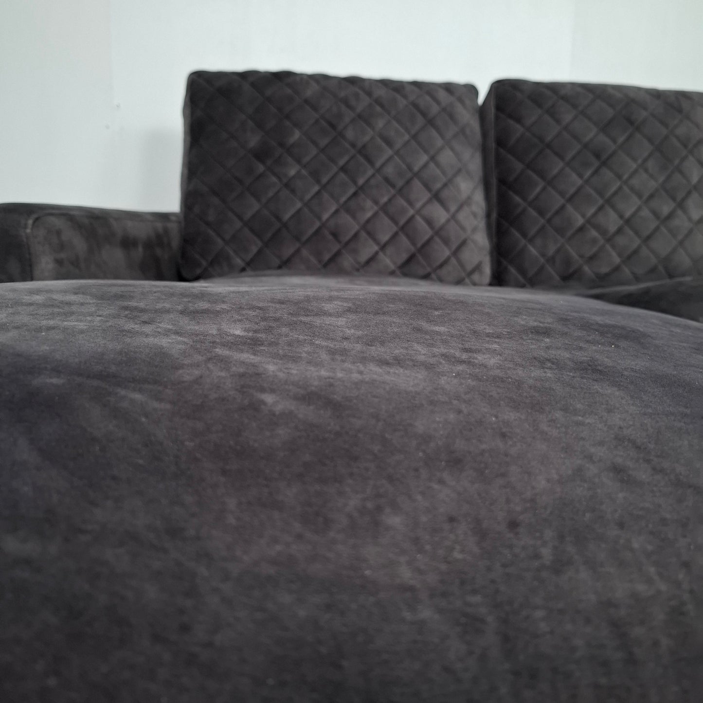 Urban Sofa: By Ira Ness velourse hoekbank | Grafiet grijs