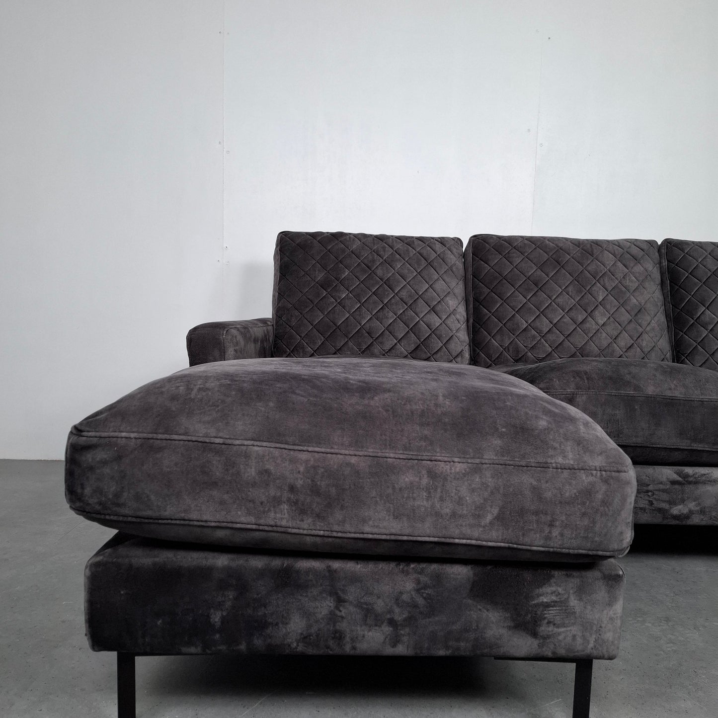 Urban Sofa: By Ira Ness velourse hoekbank | Grafiet grijs