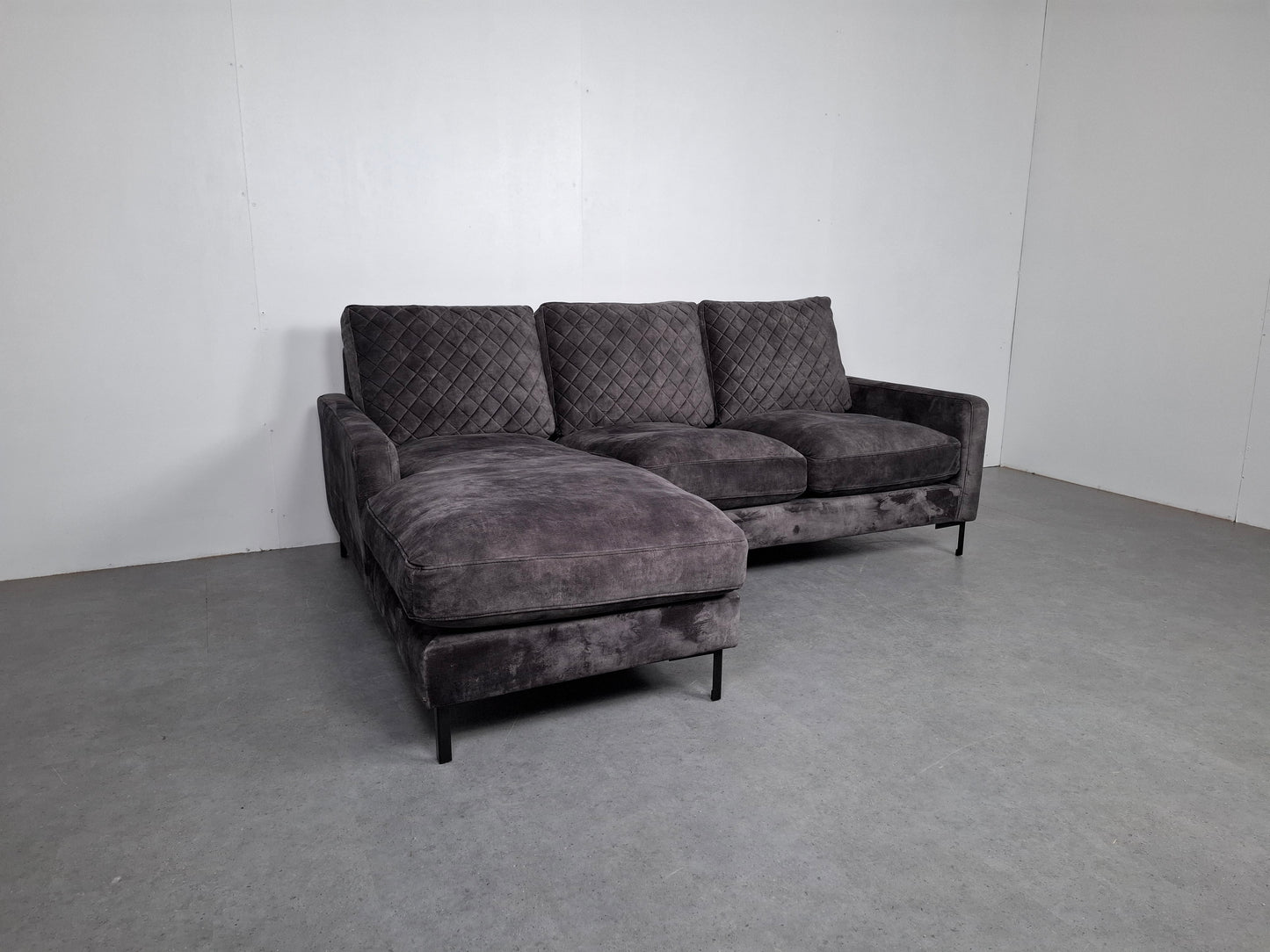Urban Sofa: By Ira Ness velourse hoekbank | Grafiet grijs