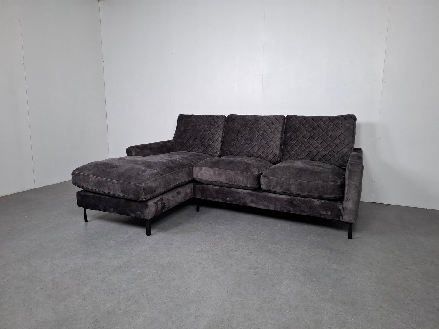 Urban Sofa: By Ira Ness velourse hoekbank | Grafiet grijs