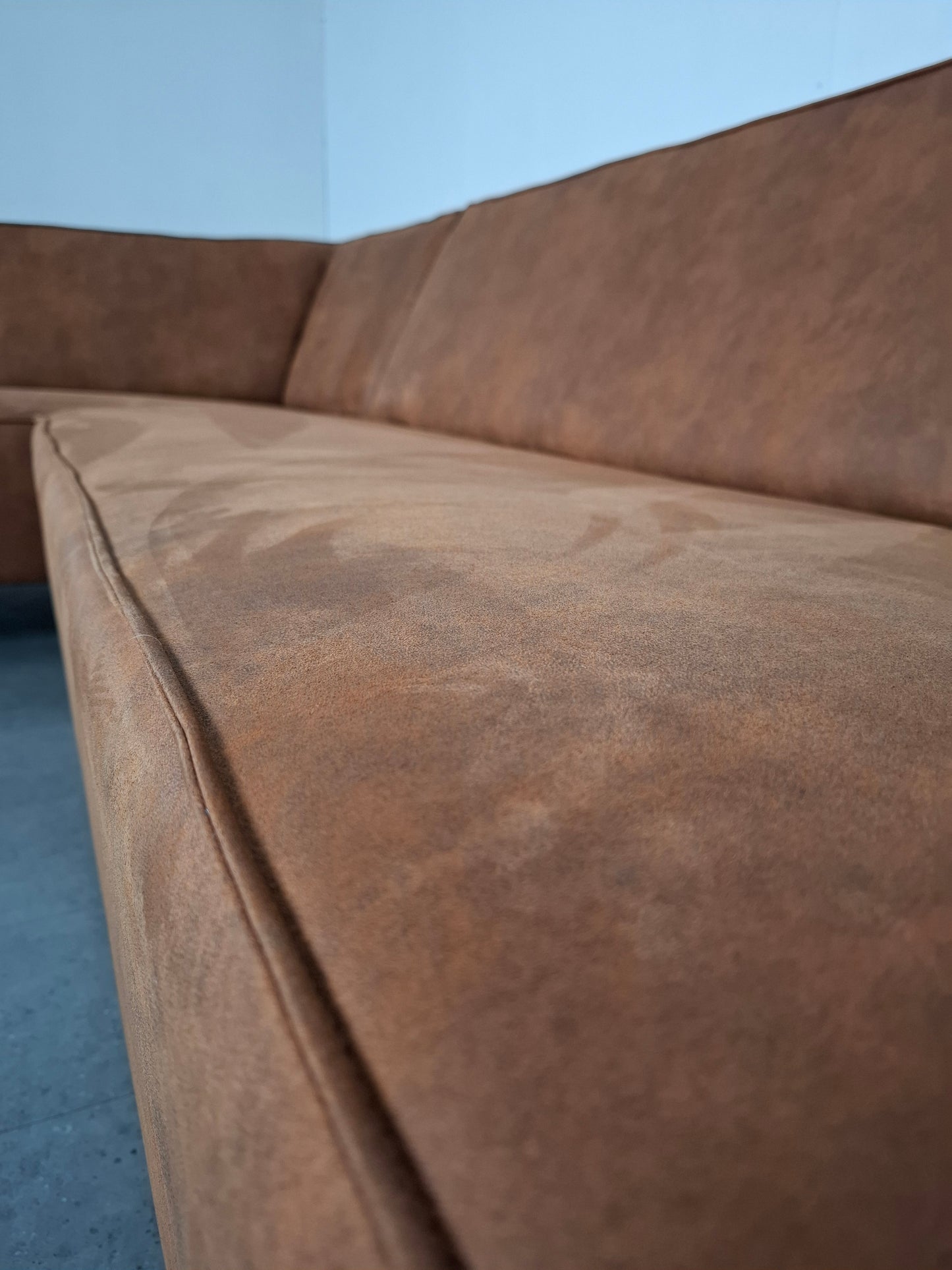 Industriële hoekbank met roest patroon | Cognac bruin