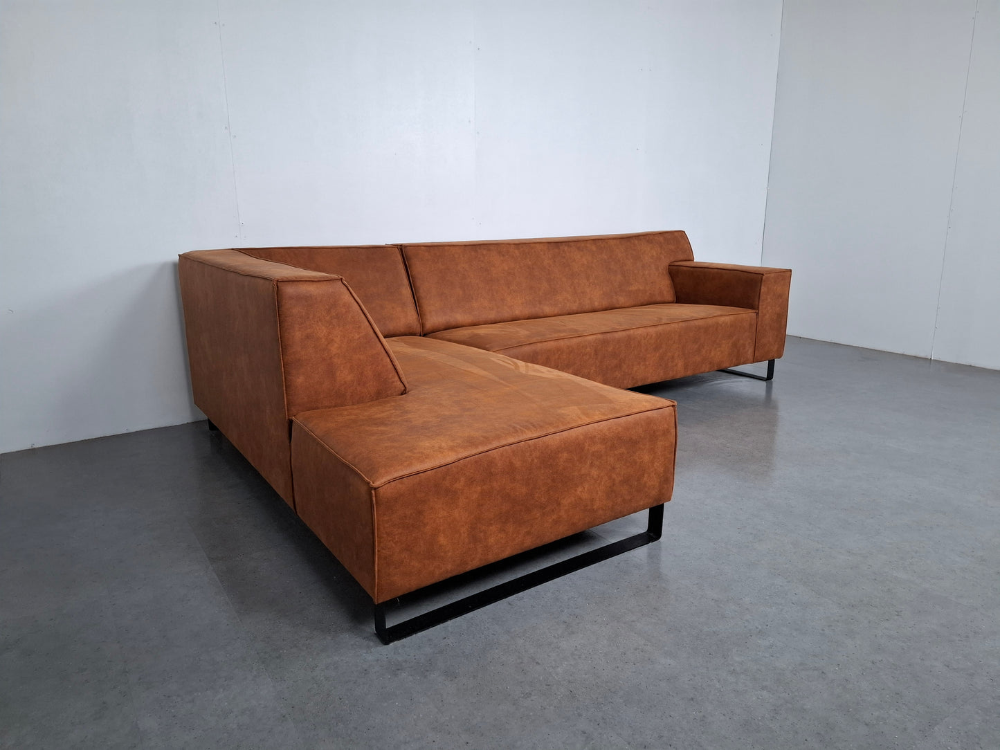 Industriële hoekbank met roest patroon | Cognac bruin