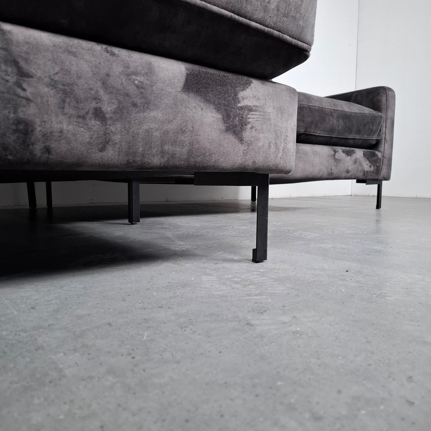 Urban Sofa: By Ira Ness velourse hoekbank | Grafiet grijs