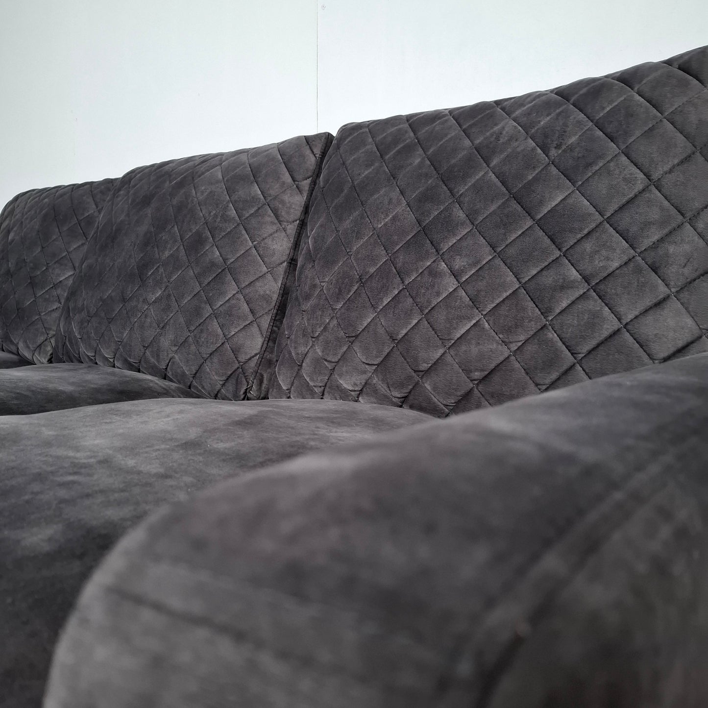 Urban Sofa: By Ira Ness velourse hoekbank | Grafiet grijs