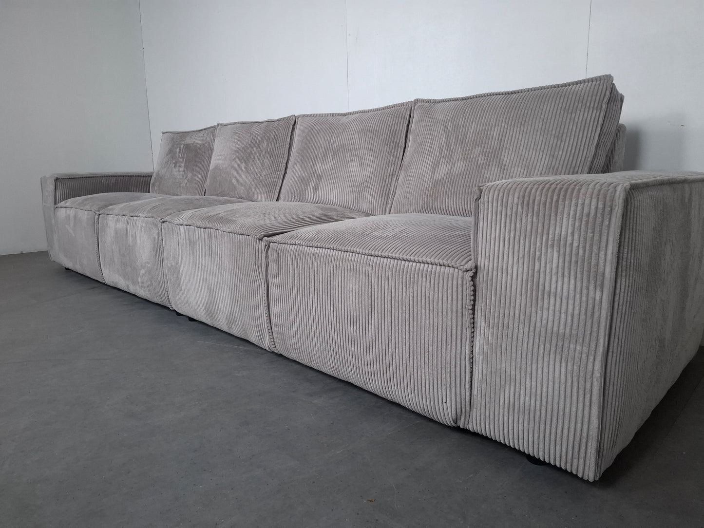 Ribstof 4 zits Bank met Hocker | Wit / Licht grijs
